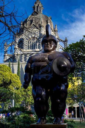 Foto de MEDELLIN, COLOMBIA - 17 DE ENERO DE 2024: Soldado Romano. Esculturas de bronce del famoso artista colombiano Fernando Botero Angulo en la plaza que lleva su nombre en el centro de la ciudad de Medellín. - Imagen libre de derechos