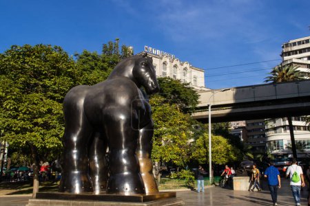 Foto de MEDELLIN, COLOMBIA - 17 DE ENERO DE 2024: Caballo. Esculturas de bronce del famoso artista colombiano Fernando Botero Angulo en la plaza que lleva su nombre en el centro de la ciudad de Medellín. - Imagen libre de derechos