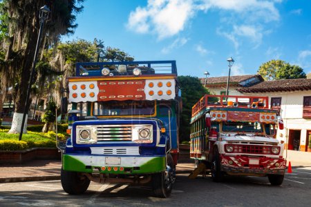 Bus rural traditionnel coloré de Colombie appelé chiva
