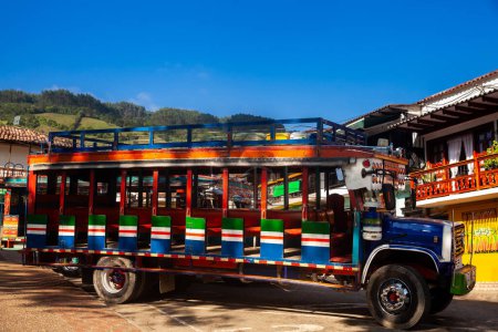 Bunte traditionelle ländliche Bus aus Kolumbien genannt chiva