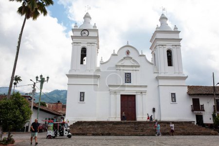 Téléchargez les photos : GUADUAS, COLOMBIE - 12 JANVIER 2024 : Vue de la place centrale de la ville de Guaduas située dans le département de Cundinamarca en Colombie. - en image libre de droit