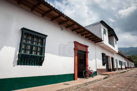 Vista de las bellas calles de la Ciudad Patrimonio de Guaduas ubicada en el departamento de Cundinamarca en Colombia.