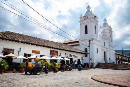 Téléchargez les photos : GUADUAS, COLOMBIE - 12 JANVIER 2024 : Vue des belles rues autour de la place centrale de la ville patrimoniale de Guaduas située dans le département de Cundinamarca en Colombie. - en image libre de droit