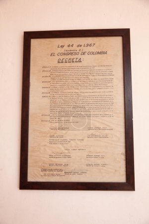 Foto de GUADUAS, COLOMBIA - 12 DE ENERO DE 2024: Copia de la Ley 44 de 1967 por la que la Nación se asocia a la conmemoración del sesquicentenario del sacrificio de la heroína nacional Policarpa Salavarrieta. - Imagen libre de derechos