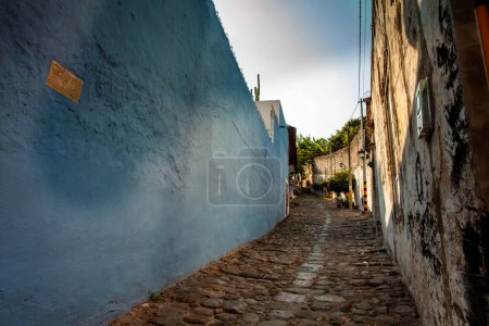 Schöne antike Straßen der Heritage Town von Honda im Departement Tolima in Kolumbien. Langer Hang.