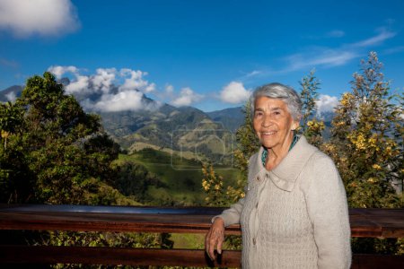 Seniorin beim Blick auf die atemberaubende Landschaft der Central Ranges beim Aufstieg zum Hoch der Buchstaben zwischen den Städten Fresno und Manizales in Kolumbien