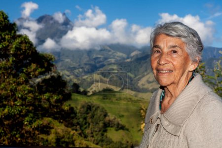 Seniorin beim Blick auf die atemberaubende Landschaft der Central Ranges beim Aufstieg zum Hoch der Buchstaben zwischen den Städten Fresno und Manizales in Kolumbien
