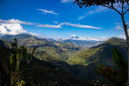 Foto de Los increíbles paisajes de las Cordilleras Centrales en el ascenso a lo Alto de las Letras entre las ciudades de Fresno y Manizales en Colombia - Imagen libre de derechos