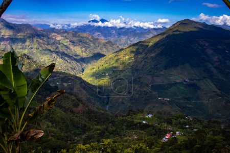 Los increíbles paisajes de las Cordilleras Centrales en el ascenso a lo Alto de las Letras entre las ciudades de Fresno y Manizales en Colombia