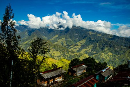 Foto de Los increíbles paisajes de las Cordilleras Centrales en el ascenso a lo Alto de las Letras entre las ciudades de Fresno y Manizales en Colombia - Imagen libre de derechos
