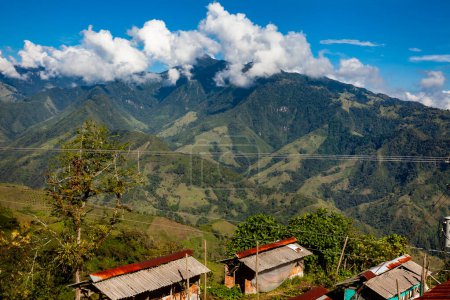 Les paysages étonnants de la chaîne centrale sur l'ascension vers le haut de lettres entre les villes de Fresno et Manizales en Colombie
