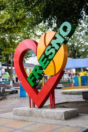 Téléchargez les photos : FRESNO, COLOMBIE - 13 JANVIER 2024 : Place centrale de la petite ville de Fresno dans le département de Tolima en Colombie - en image libre de droit