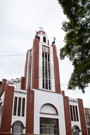 Iglesia del Perpetuo Socorro en la plaza central del pequeño pueblo de Fresno en el departamento de Tolima en Colombia
