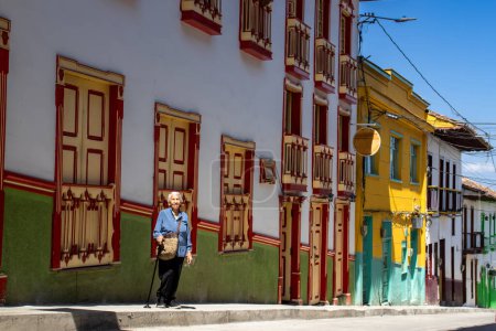 Turista senior en la hermosa ciudad patrimonial de Salamina en el departamento de Caldas en Colombia