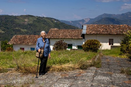 Senior touriste dans la belle ville du patrimoine de Salamina dans le département de Caldas en Colombie