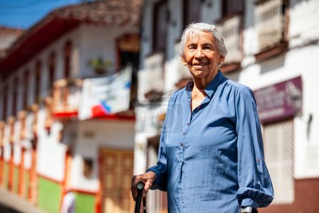 Senior touriste dans la belle ville du patrimoine de Salamina dans le département de Caldas en Colombie