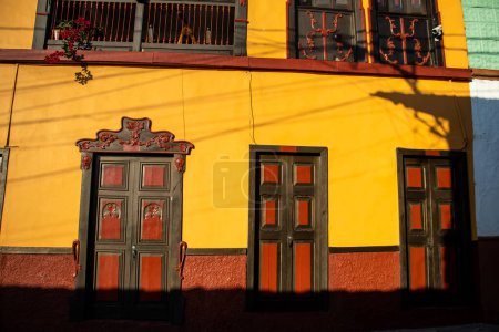Schöne Fassade der Häuser in der historischen Innenstadt der historischen Stadt Salamina im Departement Caldas in Kolumbien.