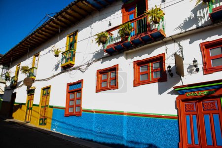 Hermosa fachada de las casas en el centro histórico de la ciudad patrimonial de Salamina ubicada en el departamento de Caldas en Colombia.