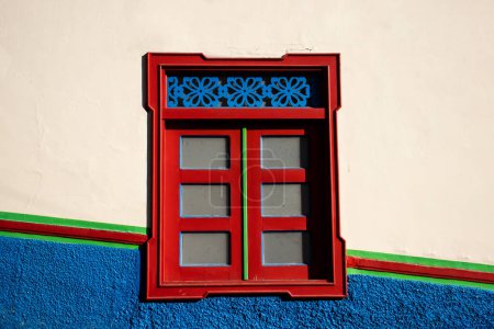 Hermosa ventana de las casas en el centro histórico de la ciudad patrimonial de Salamina ubicada en el departamento de Caldas en Colombia.