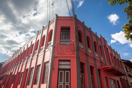Belle façade des bâtiments au centre historique de la ville patrimoniale de Salamina située dans le département de Caldas en Colombie.