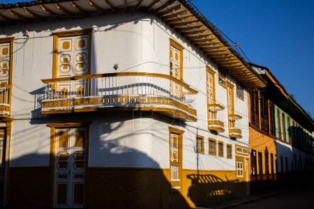 Schöne Fassade der Häuser in der historischen Innenstadt der historischen Stadt Salamina im Departement Caldas in Kolumbien.