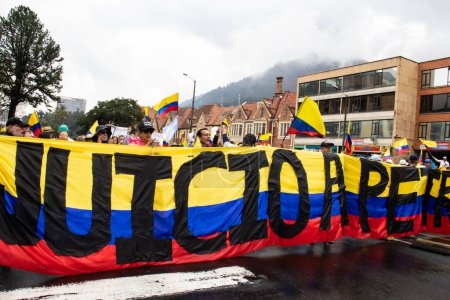 Téléchargez les photos : BOGOTA, COLOMBIE - 21 avril 2024. Mars demandant la destitution de Gustavo Petro. Manifestation pacifique à Bogota en Colombie contre les réformes législatives du gouvernement Gustavo Petro. - en image libre de droit