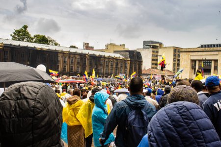 Téléchargez les photos : BOGOTA, COLOMBIE - 21 avril 2024. Mars demandant la destitution de Gustavo Petro. Manifestation pacifique à Bogota en Colombie contre les réformes législatives du gouvernement Gustavo Petro. - en image libre de droit