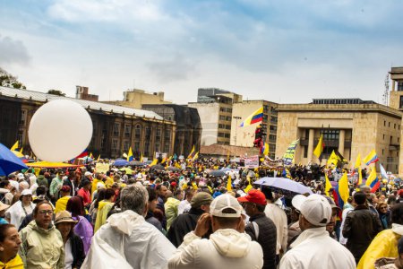 Foto de BOGOTA, COLOMBIA 21 de abril de 2024. Marcha pidiendo juicio político contra Gustavo Petro. Marcha pacífica de protesta en Bogotá Colombia contra las reformas legales del gobierno de Gustavo Petro. - Imagen libre de derechos