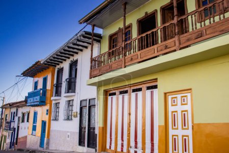 Hermosas calles en el centro histórico de la ciudad patrimonial de Salamina ubicada en el departamento de Caldas en Colombia.