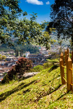 Vue de la colline Monserrate de la zone urbaine de la belle ville patrimoniale d'Aguadas située dans le département de Caldas en Colombie.