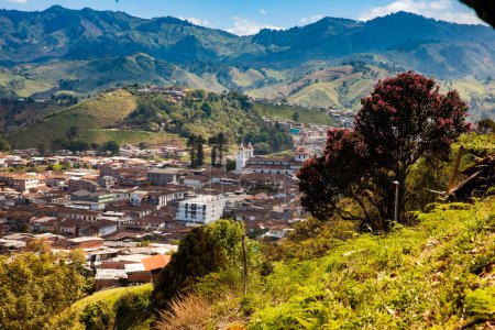 Vue de la colline Monserrate de la zone urbaine de la belle ville patrimoniale d'Aguadas située dans le département de Caldas en Colombie.
