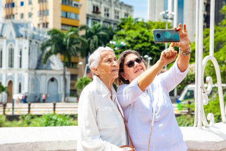 Ältere Mutter und Tochter, die zusammen unterwegs sind, haben Spaß. Senioren in Cali Kolumbien. Senioren-Lebensstil. Seniorenreisen.