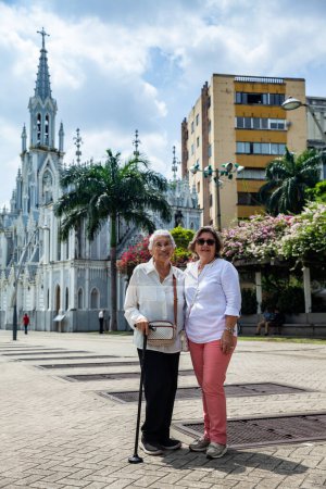 Madre mayor y hija viajando juntas divirtiéndose. Adultos mayores en Cali Colombia. Estilo de vida. Viajes mayores.