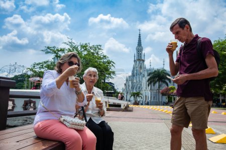 Aînés à Cali Colombie mangeant le Champus traditionnel. Adultes âgés voyageant ensemble s'amusant.Style de vie des personnes âgées. Voyages seniors.