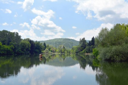 Téléchargez les photos : Stara Zagora Spa - vue pittoresque sur le lac et la maison d'oiseaux flottants. C'est une station balnéaire avec des sources chaudes dans le centre de la Bulgarie. Image horizontale avec espace de copie - en image libre de droit