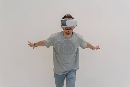 Foto de El hombre futurista con gafas de realidad virtual interactúa con el aire en un fondo gris aislado. Foto de alta calidad - Imagen libre de derechos
