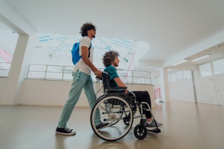 Téléchargez les photos : Étudiant afro-américain poussant ses amis en fauteuil roulant dans une école moderne, démontrant l'inclusion, l'accessibilité et le pouvoir de l'amitié.. - en image libre de droit