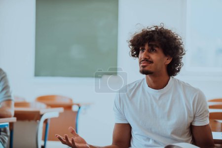 Téléchargez les photos : Dans une salle de classe moderne, un étudiant afro-américain semble visiblement perplexe, reflétant un moment d'incertitude et de défi intellectuel. - en image libre de droit