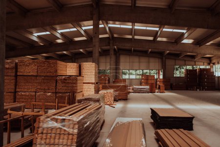 Un vasto almacén en la industria forestal, mostrando una gran cantidad de productos de madera, incluyendo tableros y varios artículos de madera cuidadosamente organizados en almacenamiento. 