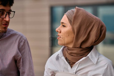 Nach einem Tag im Büro kommt ein Geschäftsmann mit seinem muslimischen Kollegen im Hijab ins Gespräch. 