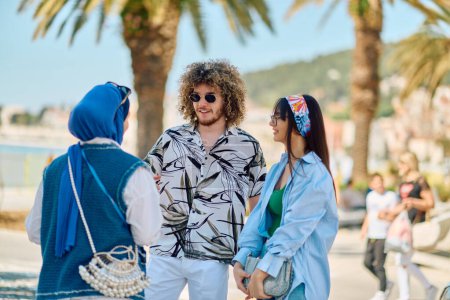 Eine Gruppe von Touristen diskutiert lebhaft, während sie ihre Route für die Erkundung der malerischen Mittelmeerküste planen, voller Spannung und Vorfreude.
