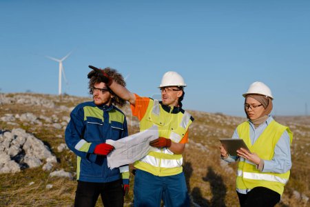 Un equipo de ingenieros y trabajadores supervisa un proyecto de aerogeneradores en un moderno parque eólico, trabajando juntos para garantizar la generación eficiente de energía renovable. 