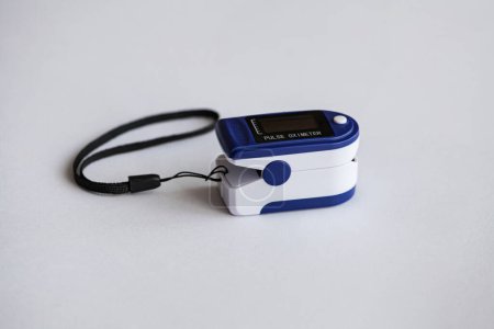 Foto de Oxímetro de pulso para medir el pulso de oxigenación sanguínea en una mano de hombre o mujer. Foto de alta calidad - Imagen libre de derechos