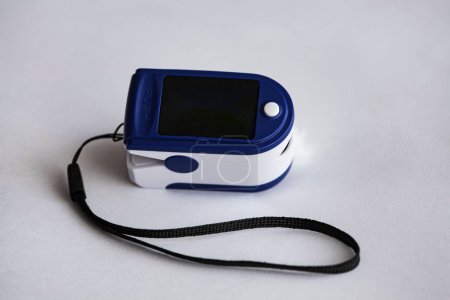 Foto de Oxímetro de pulso utilizado para medir la frecuencia del pulso y los niveles de oxígeno. Foto de alta calidad - Imagen libre de derechos
