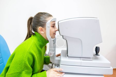 Une femme en pull vert reçoit un service de soins oculaires d'un ophtalmologiste pour sa santé. Les vêtements de travail confortables de l'équipement médical et de la technologie scientifique assurent des soins de qualité