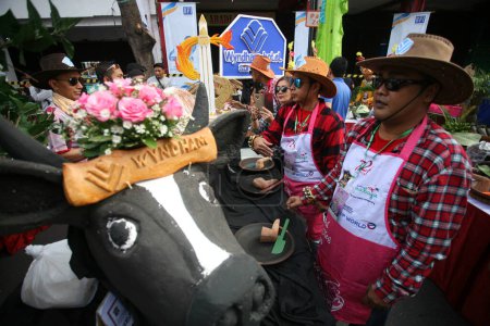 Foto de Los residentes de Surabaya participan en la celebración del festival rujak ulek vistiendo ropa y disfraces tradicionales - Imagen libre de derechos