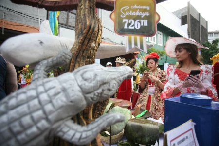 Téléchargez les photos : Les résidents de Surabaya participent à la célébration du festival Rujak Ulek en portant des vêtements et des costumes traditionnels - en image libre de droit