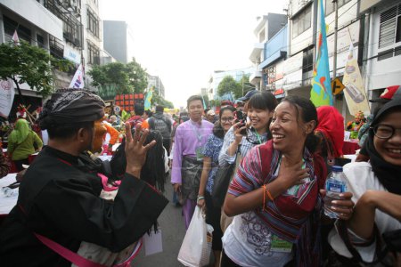 Téléchargez les photos : Les résidents de Surabaya participent à la célébration du festival Rujak Ulek en portant des vêtements et des costumes traditionnels - en image libre de droit
