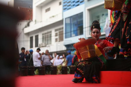Foto de Los residentes de Surabaya participan en la celebración del festival rujak ulek vistiendo ropa y disfraces tradicionales - Imagen libre de derechos
