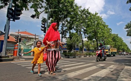 Téléchargez les photos : Personnes asiatiques traditionnelles, bali, indonesia-août 14, 2020. touristes voyagent dans une nouvelle ville - en image libre de droit